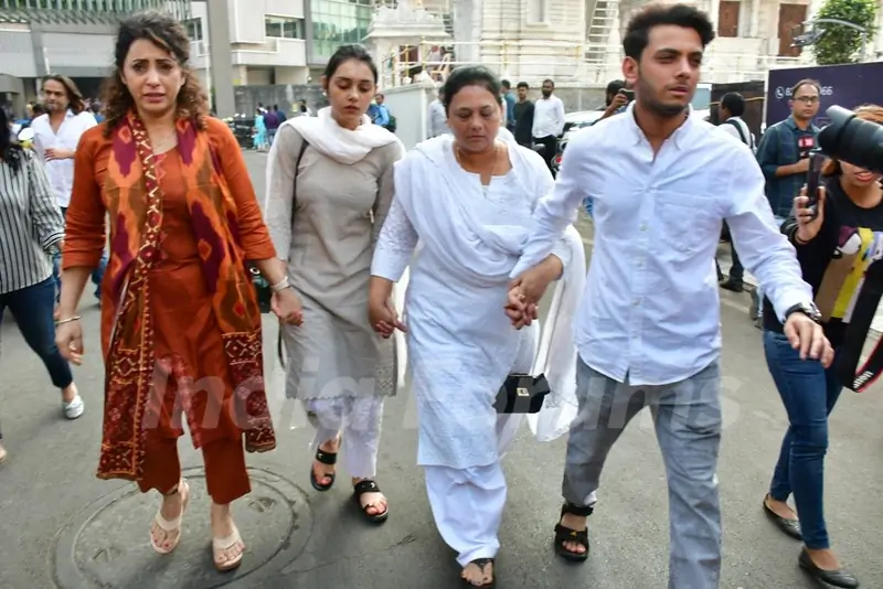 Celebrites spotted Tunisha Sharma's funeral