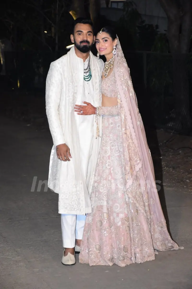 KL Rahul and Athiya Shetty pose for paps