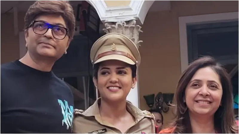 Jay and Kinnari Mehta with Gulki Joshi