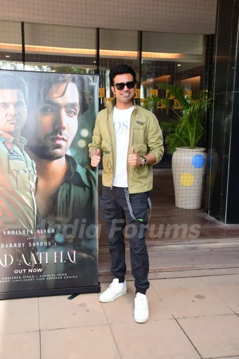  Abhishek Singh snapped promoting latest album Yaad Aati Hai