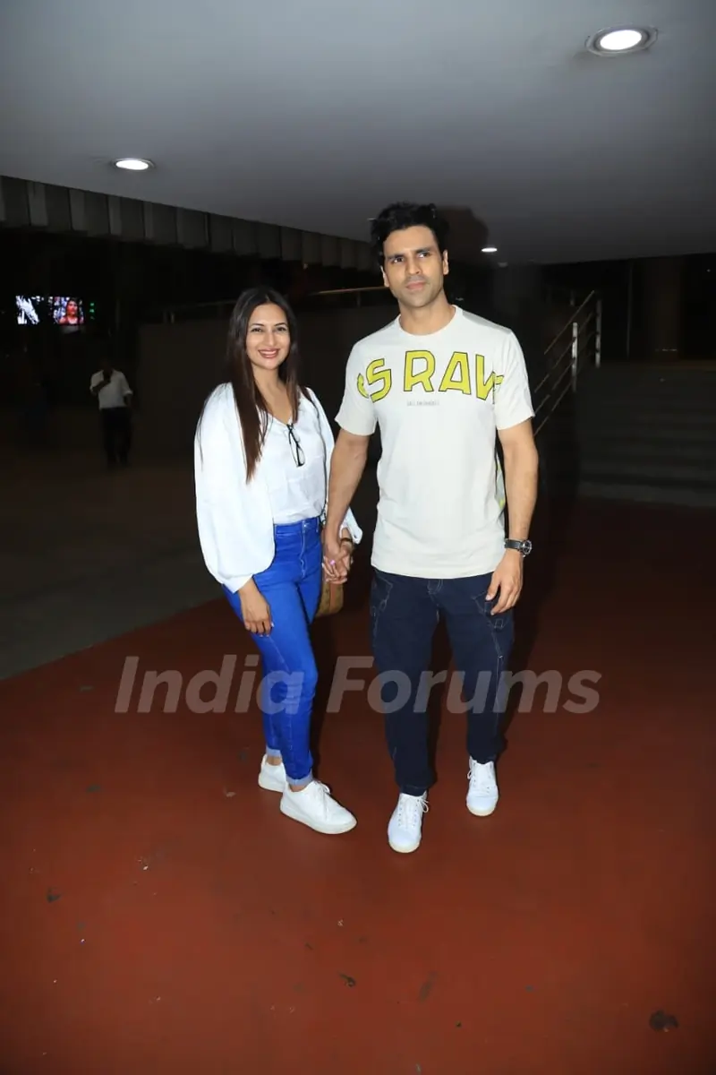 Divyanka Tripathi and Vivek Dahiya snapped at the Mumbai airport