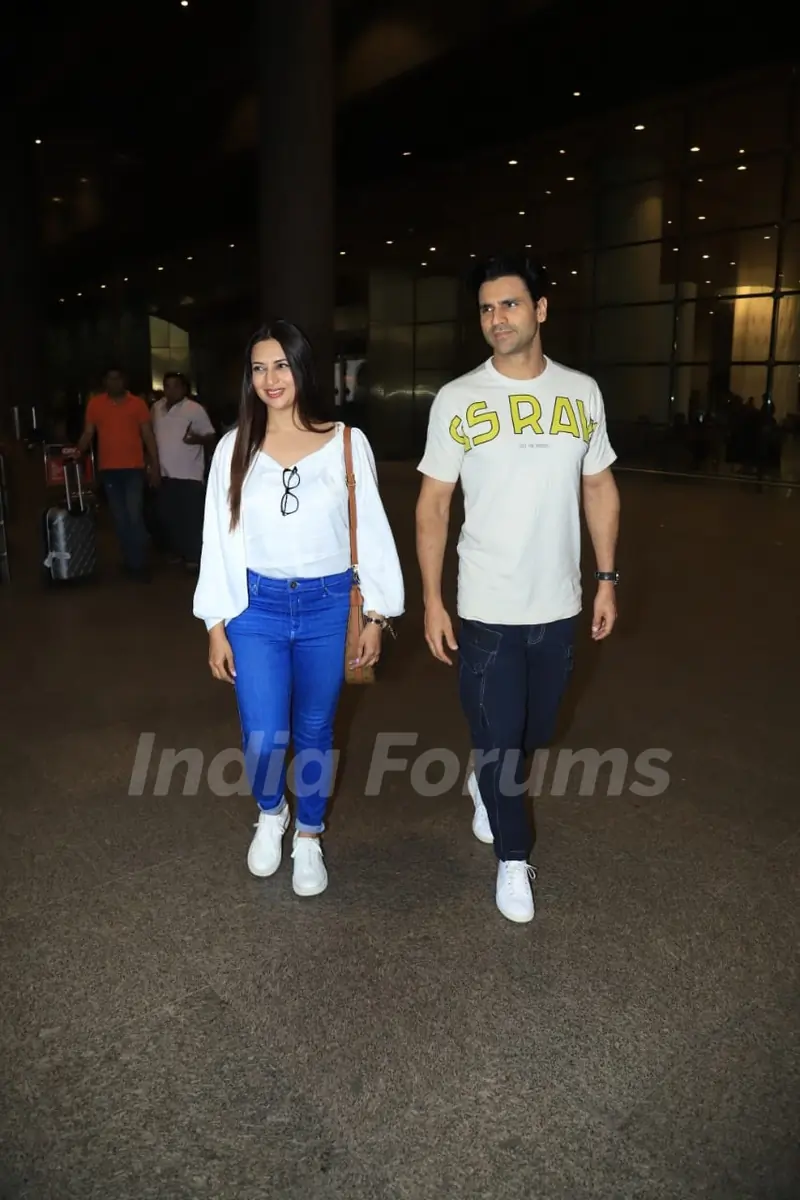 Divyanka Tripathi and Vivek Dahiya snapped at the Mumbai airport