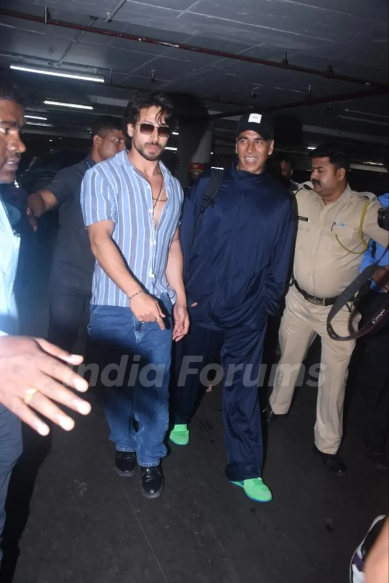 Akshay Kumar and Tiger Shroff snapped at the Mumbai airport 