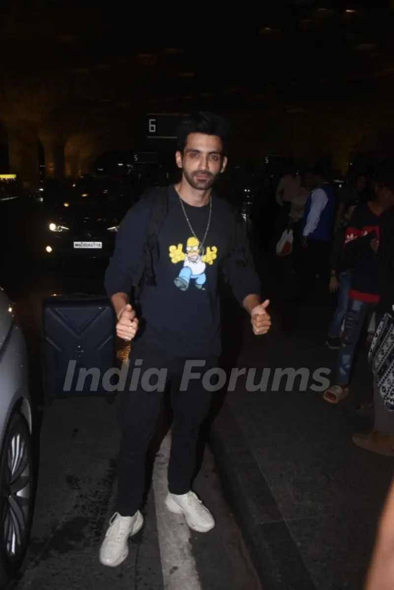 Arjit Taneja snapped at Mumbai airport 
