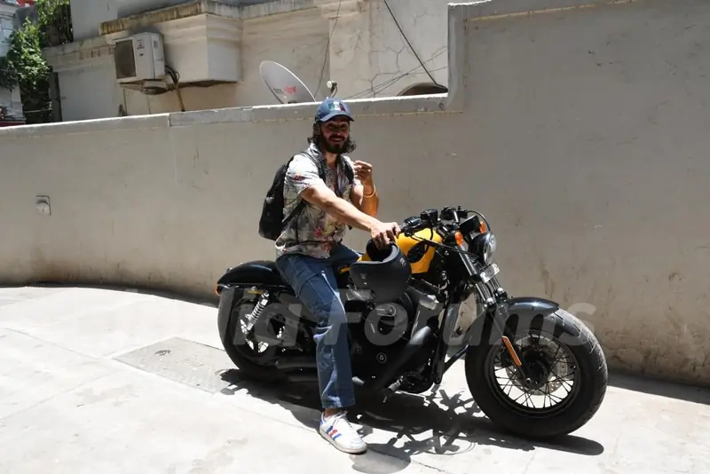 Dino Morea snapped in the city