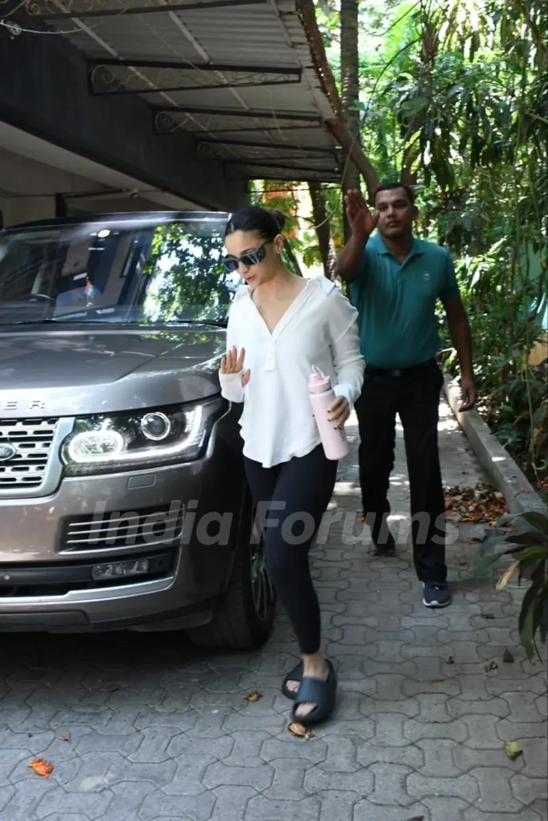 Alia Bhatt snapped in Bandra 