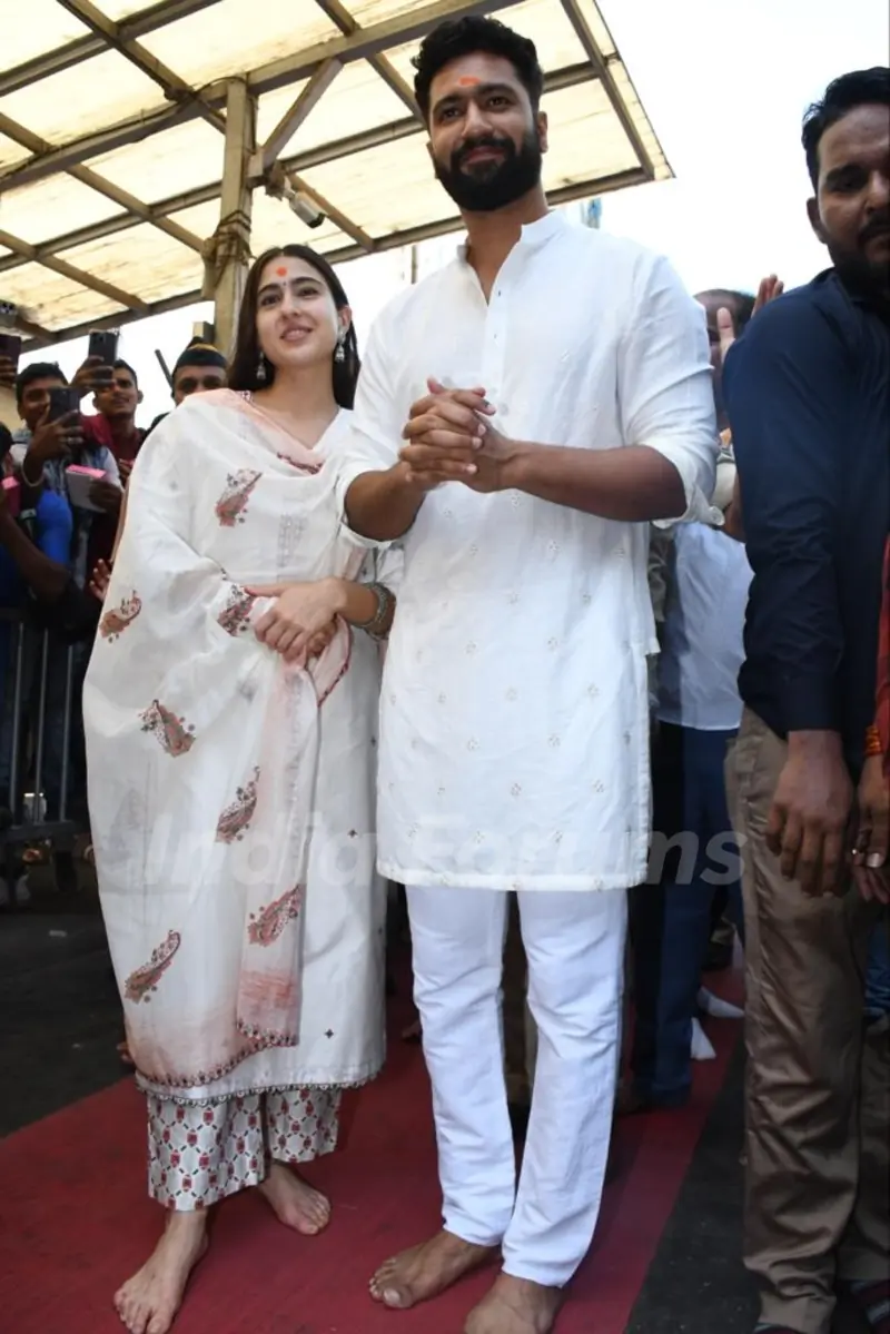 Vicky Kaushal and Sara Ali Khan visit Siddhivinayak Temple to seek blessing 