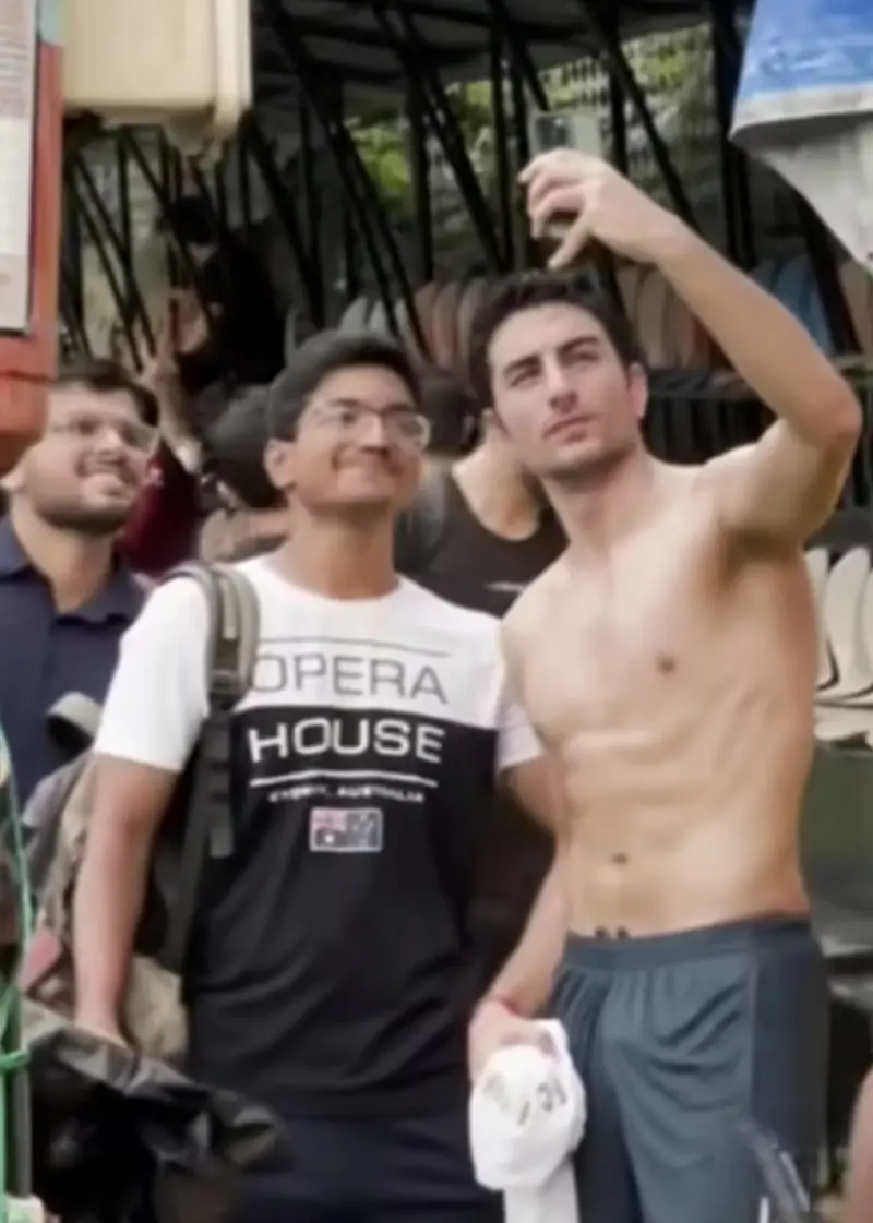 Ibrahim Ali Khan with fans