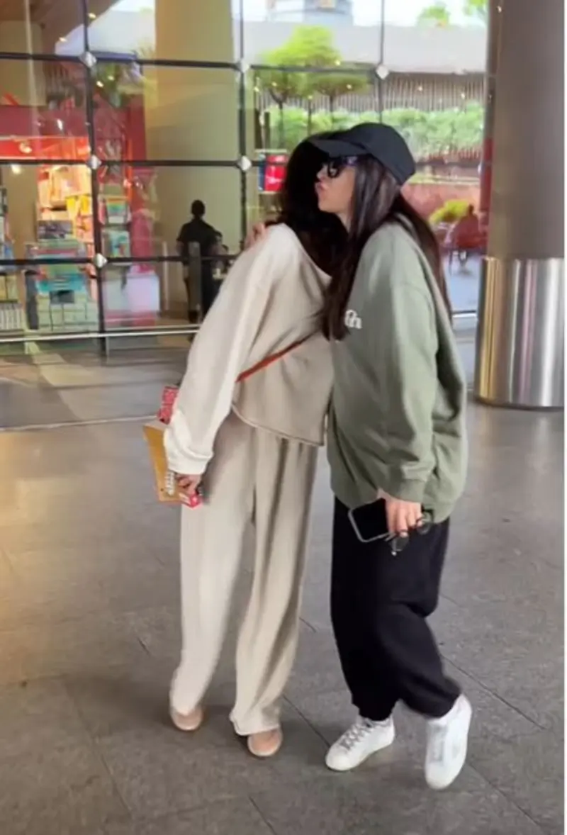 Janhvi and Karisma Kapoor