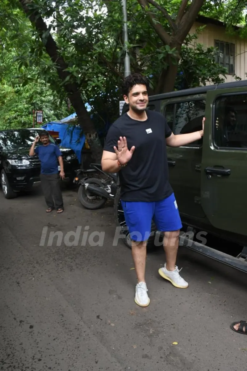 Karan Kundrra spotted in Juhu 