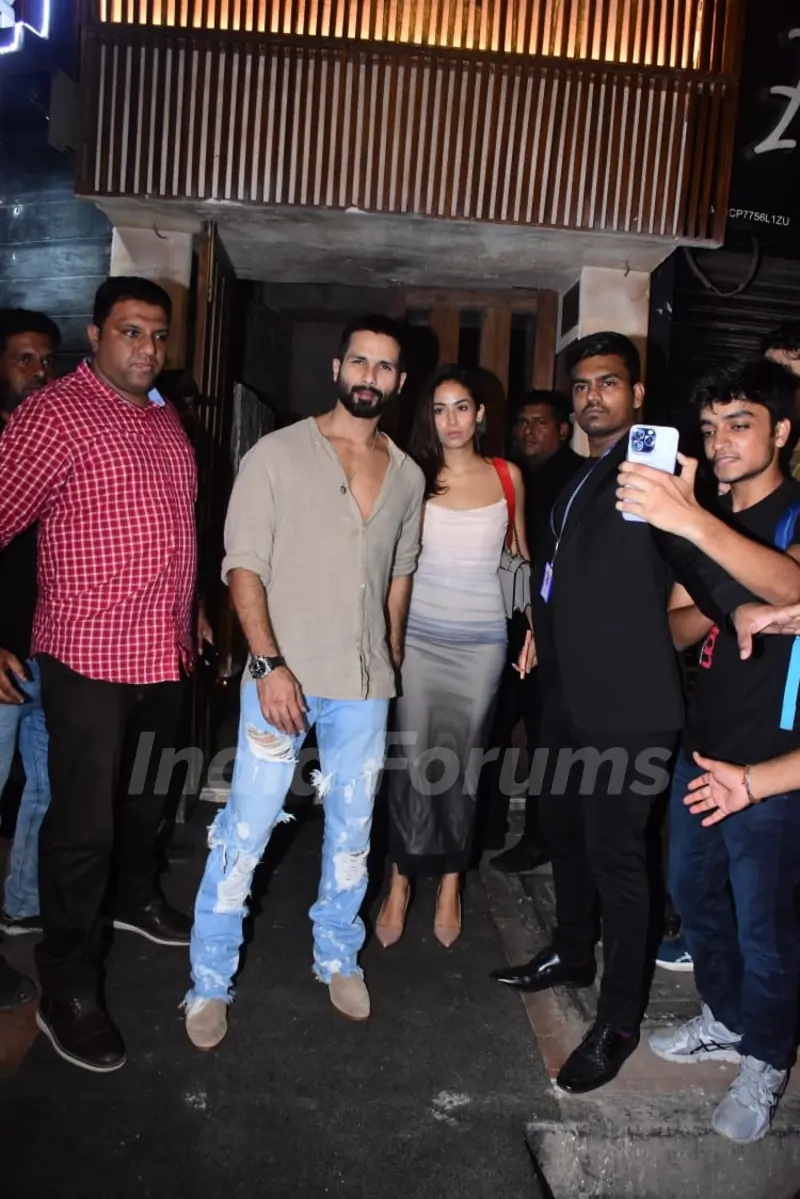 Shahid Kapoor poses with Mira Rajput 