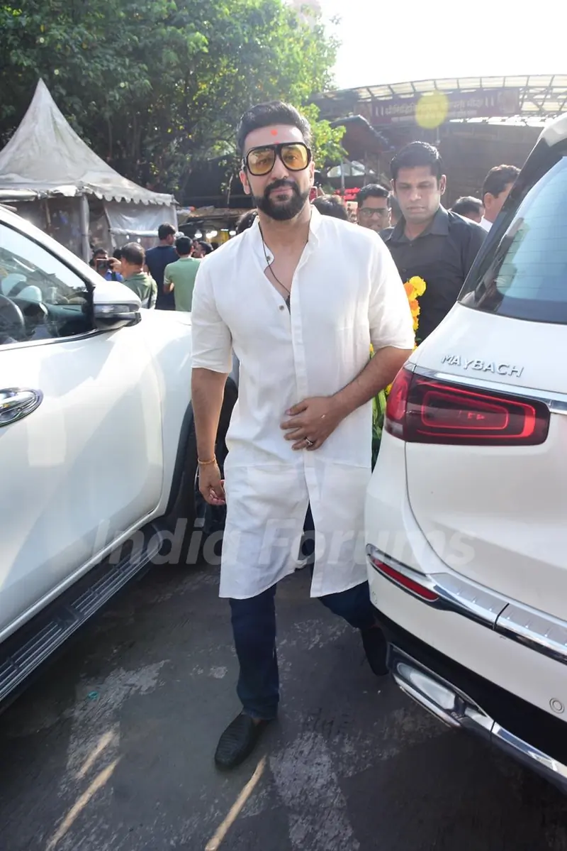 Raj Kundra visit Siddhivinayak Temple ahead of UT69 release