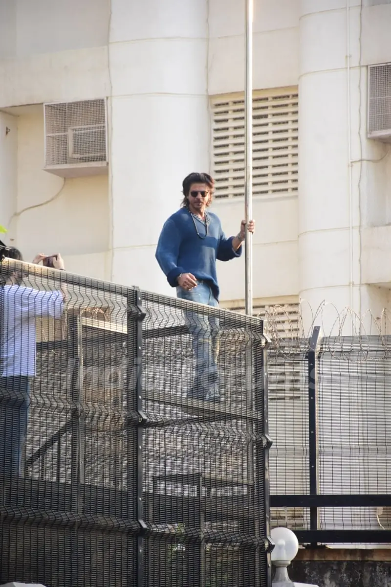 SRK greet fans outside Mannat