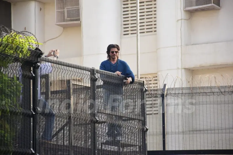 SRK greet fans outside Mannat
