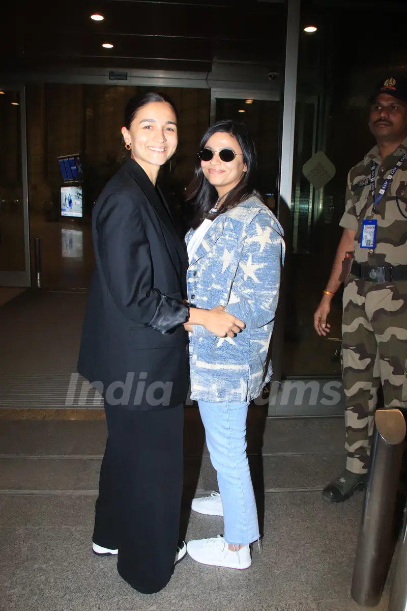 Alia Bhatt and Shaheen Bhatt spotted at the airport