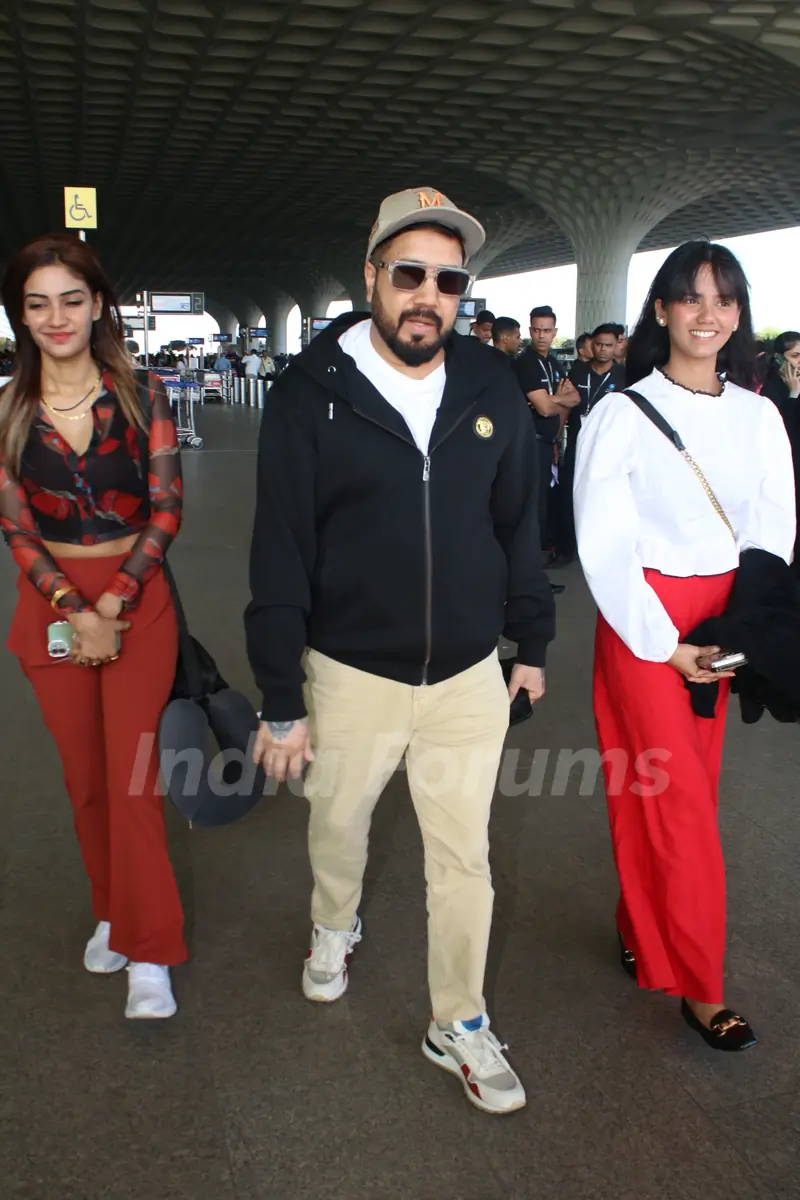 Mika Singh snapped at the Mumbai airport 