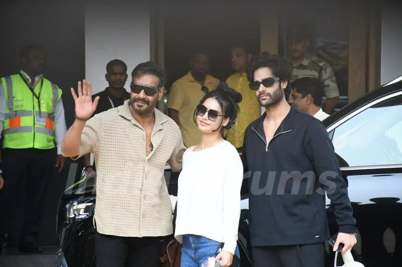 Ajay Devgn and Nysa Devgansnapped at the airport