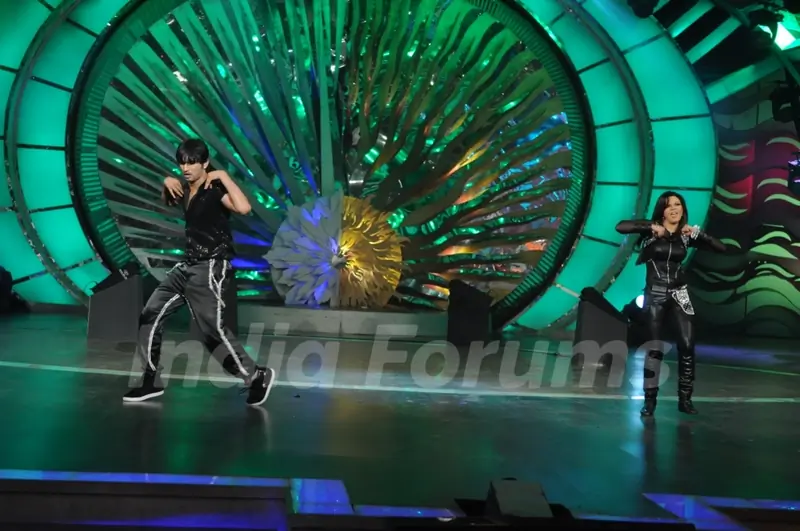 Sushant dances with Rakhi