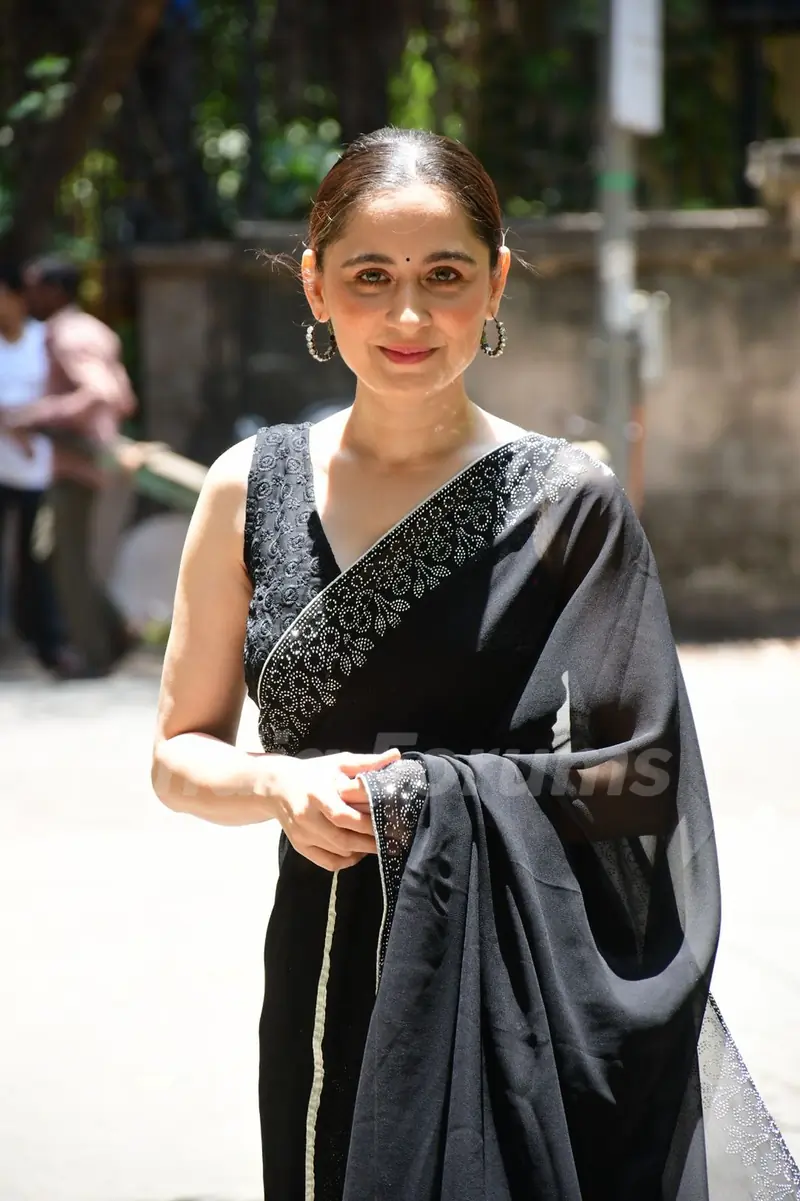 Sanjeeda Shaikh snapped promoting Heeramandi 