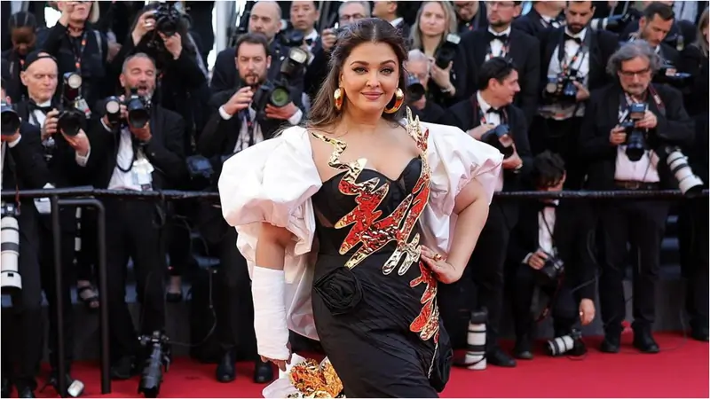 Aishwarya Rai Bachchan stuns in Falguni and Shane Peacock 