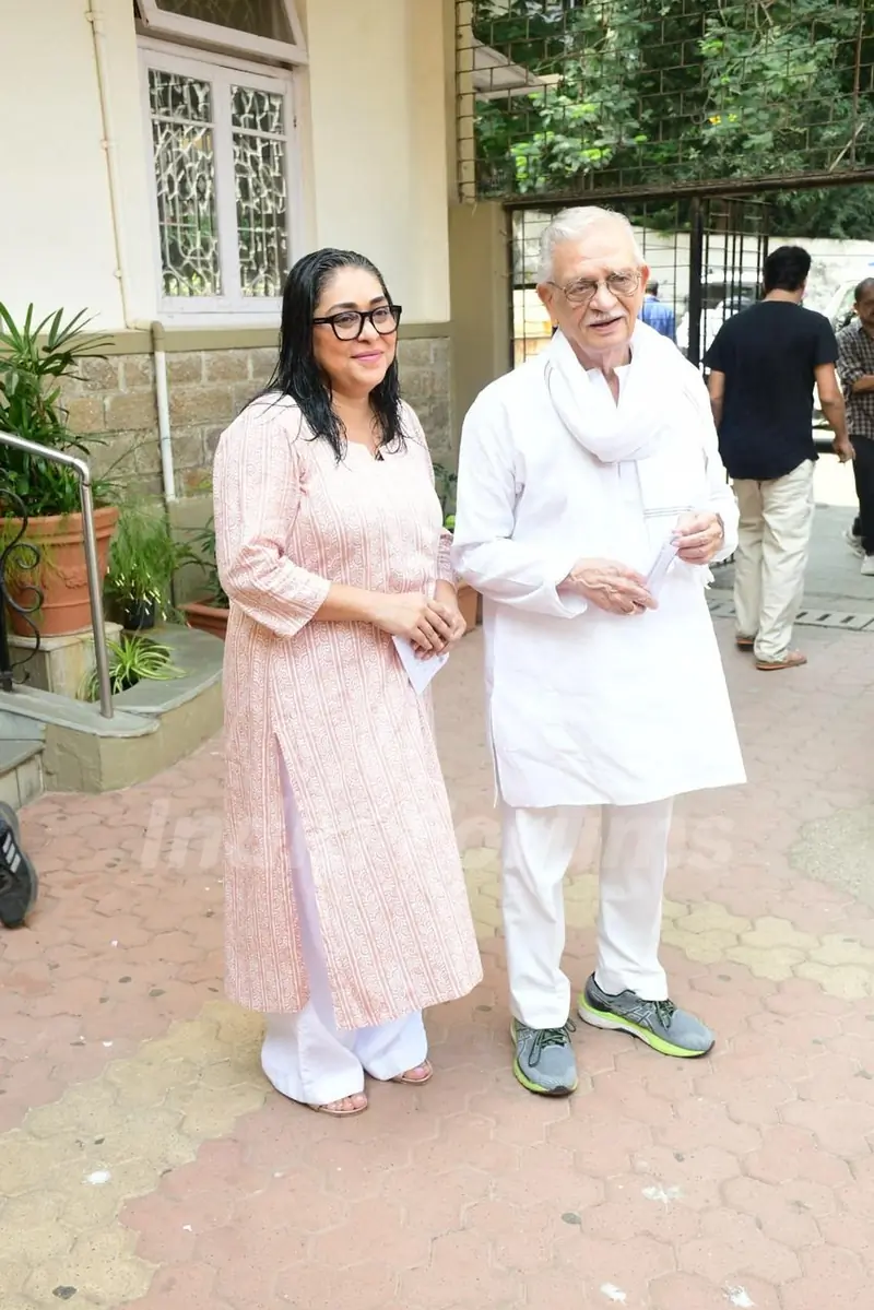 Gulzar snapped after their Lok Sabha Election voting