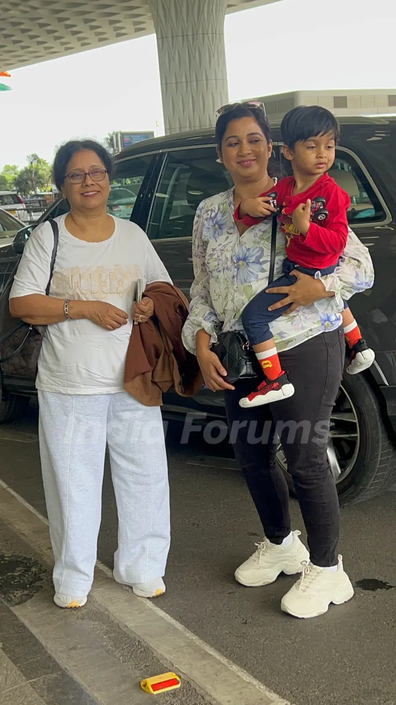Shreya Ghoshal snapped at the airport
