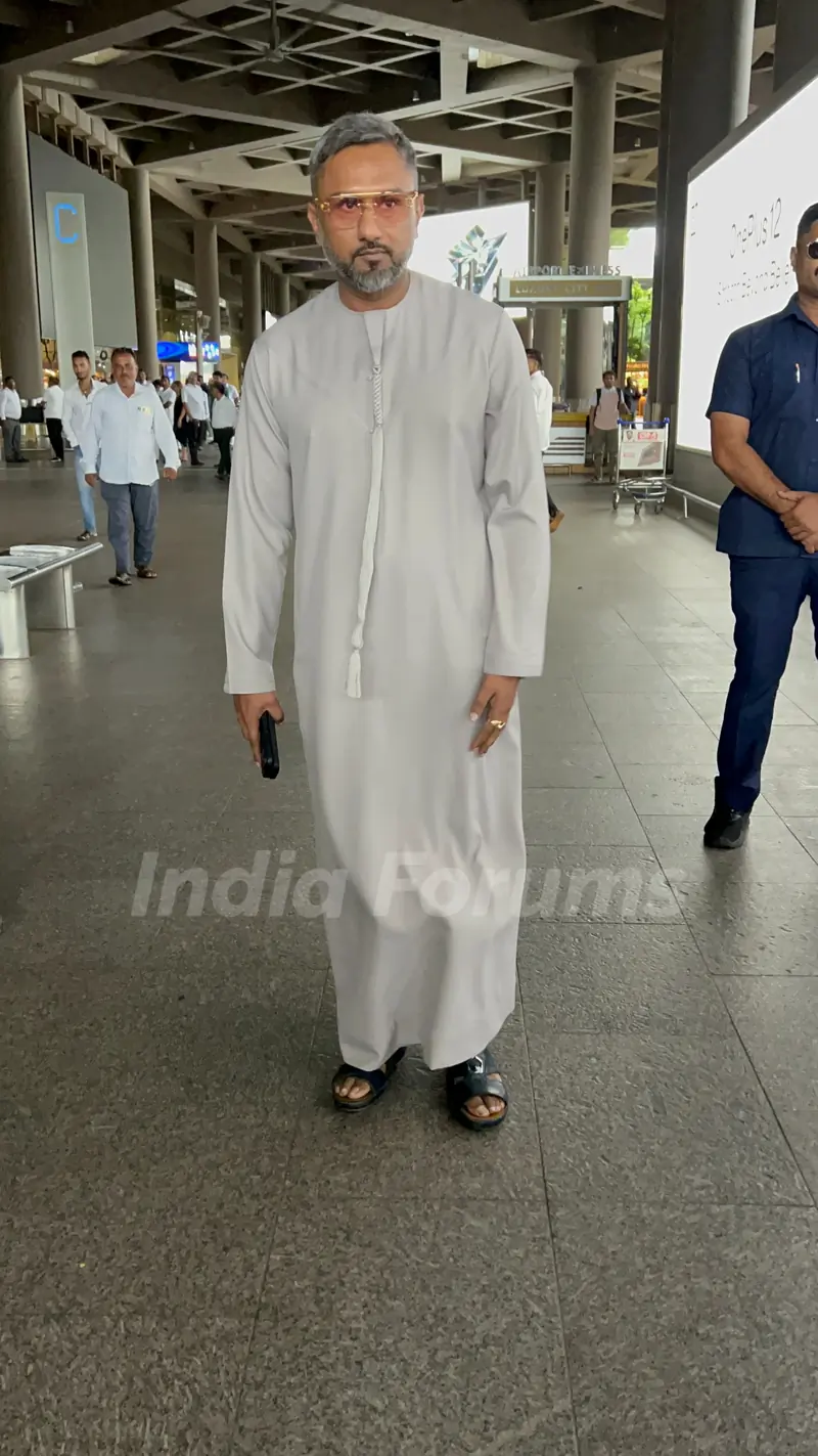Yo Yo Honey Singh snapped at the airport