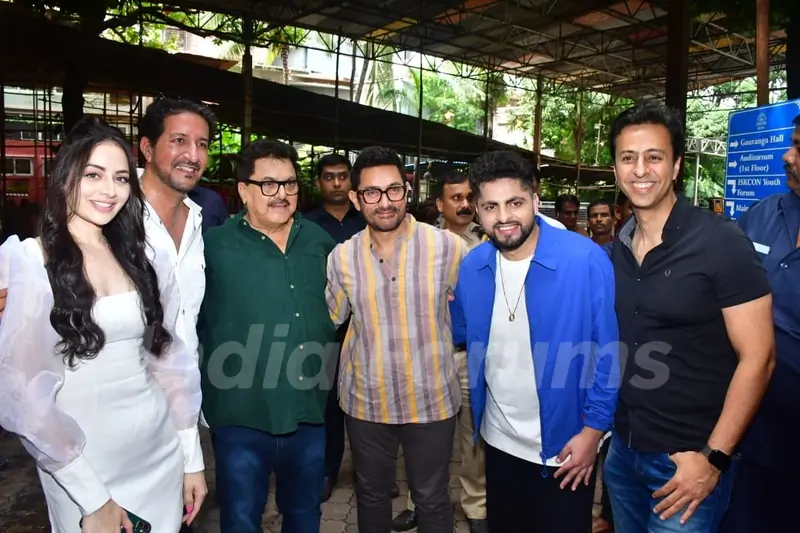 Aamir Khan, Salim Merchant, Sulaiman Merchant, Ashok Pandit, Raj Pandit and Zoya Afroz snapped at the special launch of Raj Pandit's Kooriye