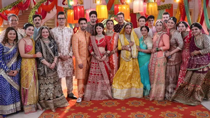 Romit Raj, Rupali Ganguly, Sudhanshu Pandey, Shruti Ulfat, Anita Raaj, Rajan Shahi, Rohit Purohit, Samridhii Shukla, Garvita Sadhwani and Rishabh Jaiswal celebration of Raksha Bandhan on set
