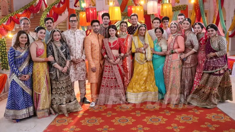 Romit Raj, Rupali Ganguly, Sudhanshu Pandey, Shruti Ulfat, Anita Raaj, Rohit Purohit, Samridhii Shukla and Rishabh Jaiswal celebration of Raksha Bandhan on set
