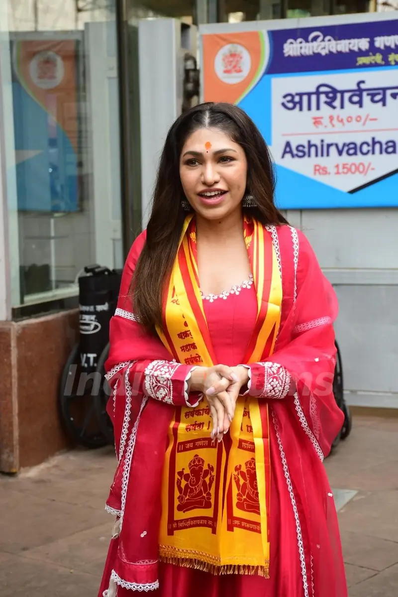 Tulsi Kumar snapped at Siddhivinayak Temple