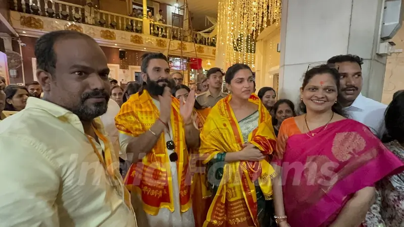 Ranveer Singh and Deepika Padukone snapped at Siddhivinayak Temple 