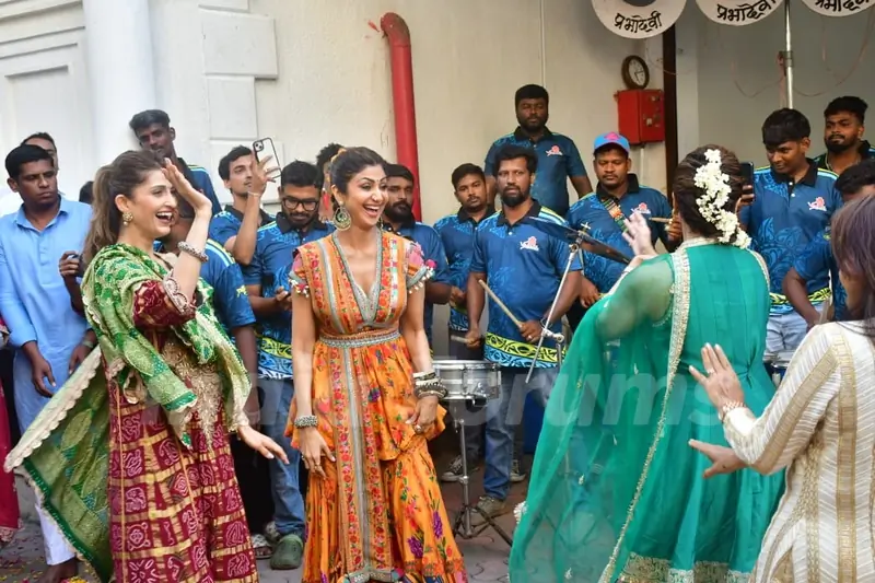 Shamita Shetty and Shilpa Shetty snapped at their Ganapati Bappa Visarjan
