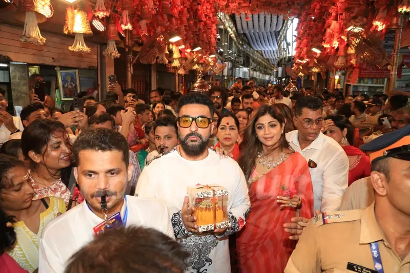 Shilpa Shetty and Raj Kundra snapped at Lalbhaug Cha Raja