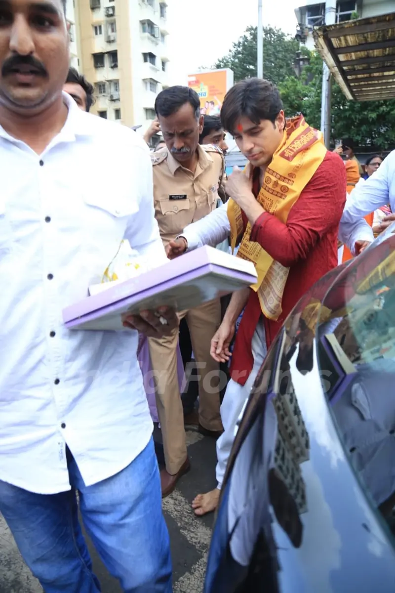 Sidharth Malhotra And Rimma Malhotra snapped at Siddhivinayak Temple