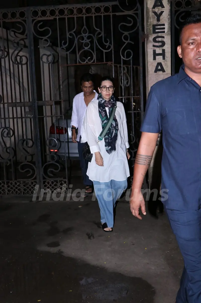 Karisma Kapoor arrive for Malaika Arora's father Anil Mehta's last rites