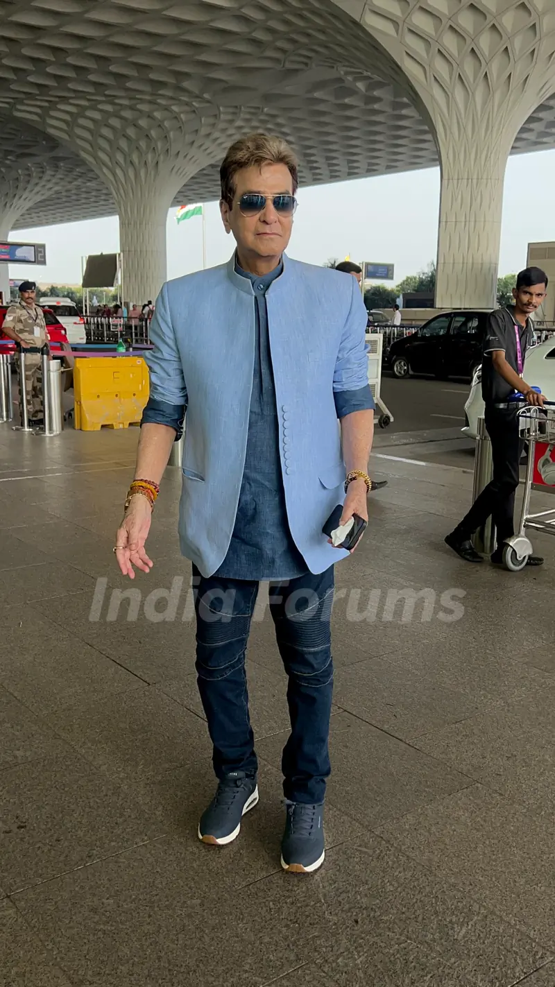 Jeetendra snapped at the airport