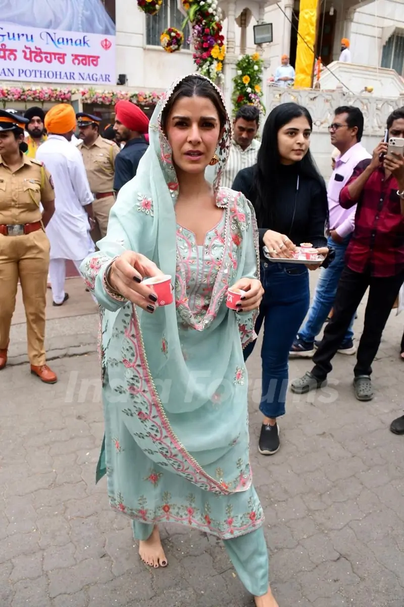 Nimrat Kaur visits Gurdwara