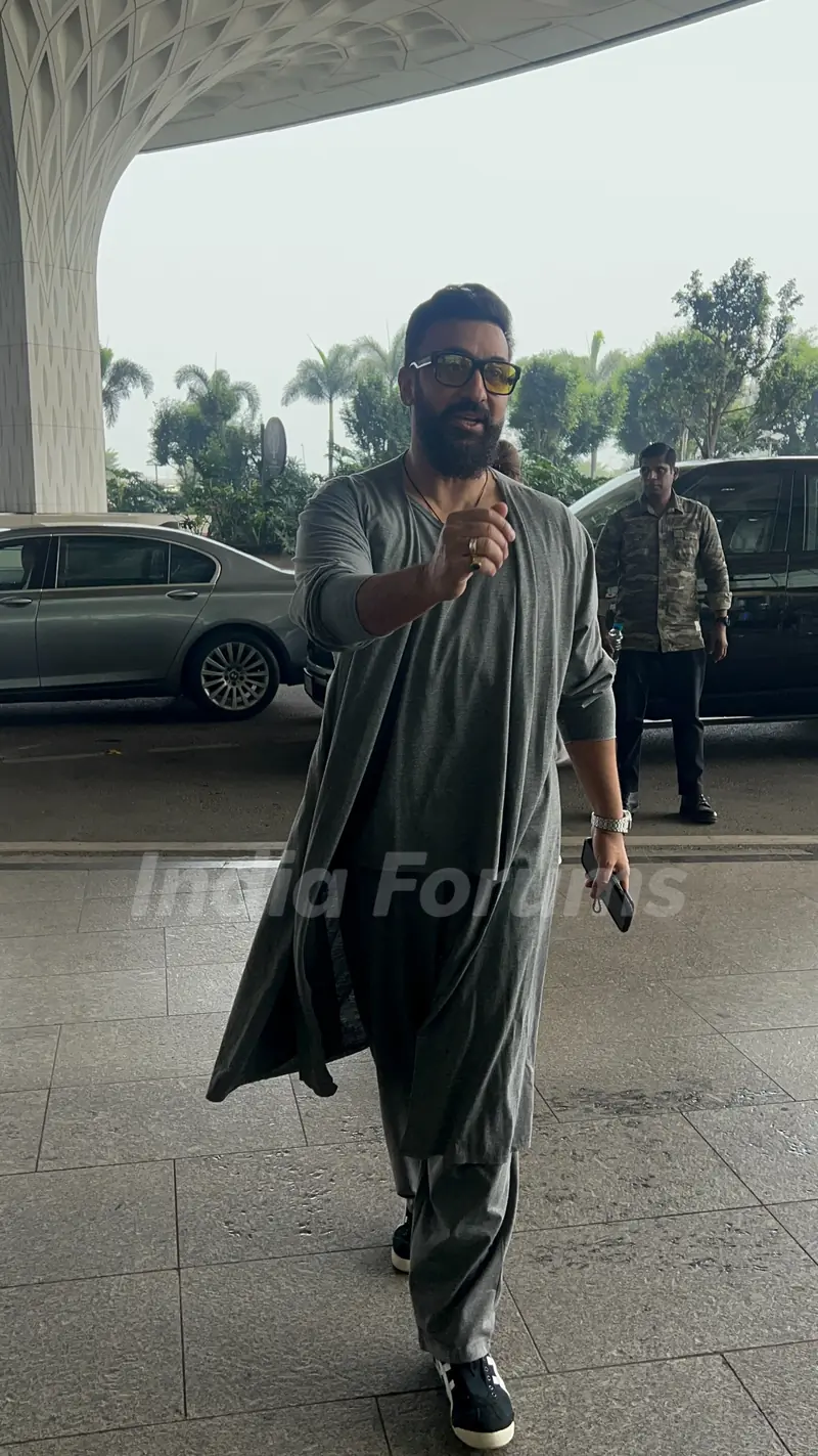 Raj Kundra snapped at the Mumbai airport 