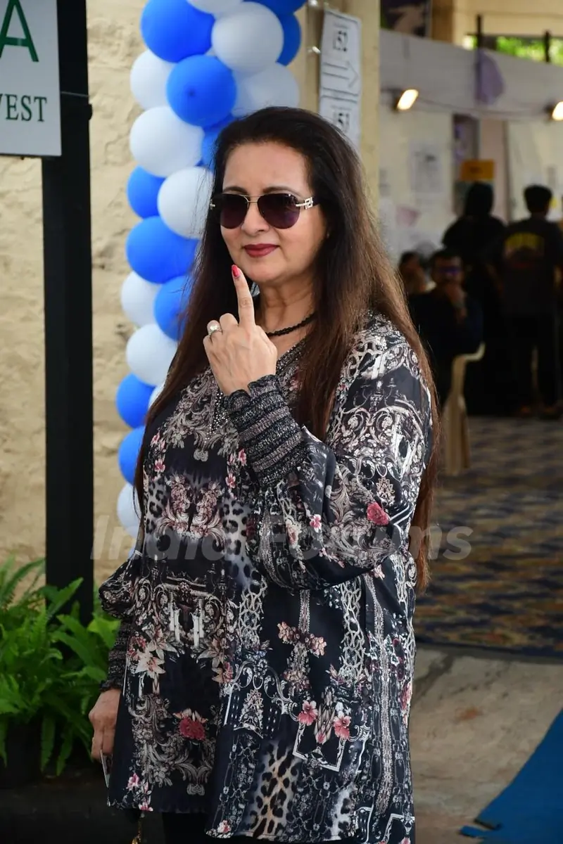 Poonam Dhillon cast their votes in Mumbai