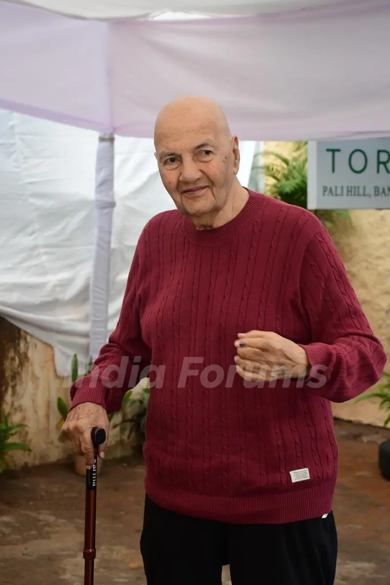 Prem Chopra cast their votes in Mumbai