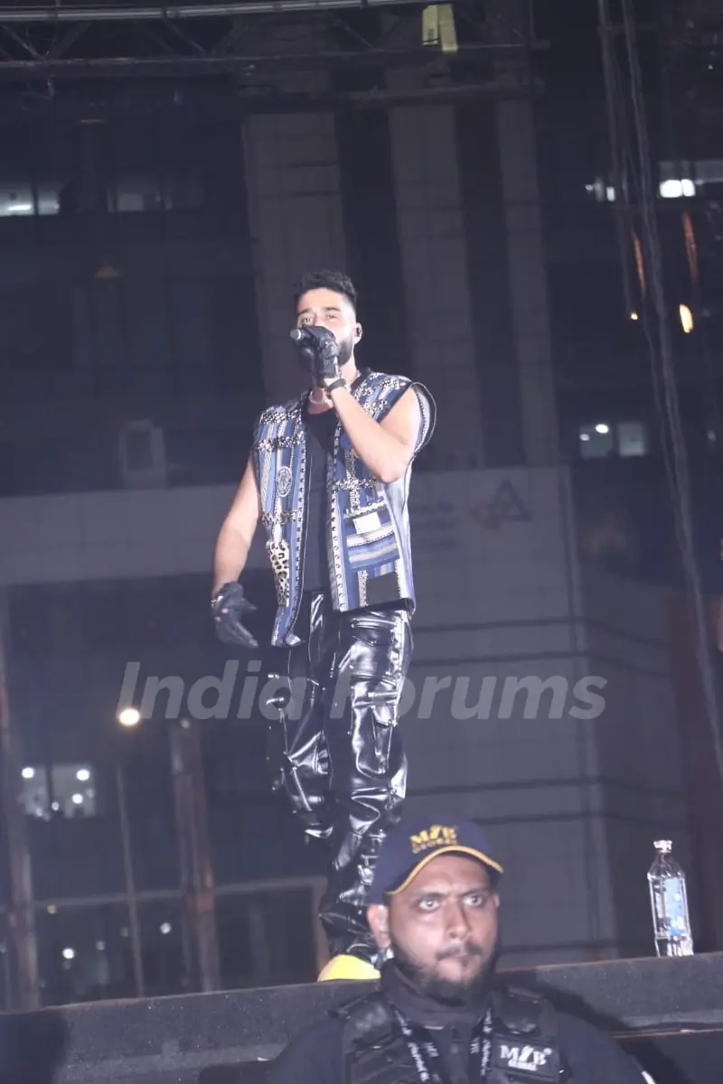 AP Dhillon snapped at his concert in Mumbai