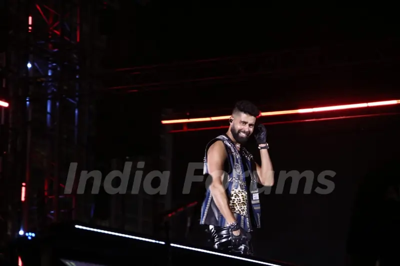 AP Dhillon snapped at his concert in Mumbai
