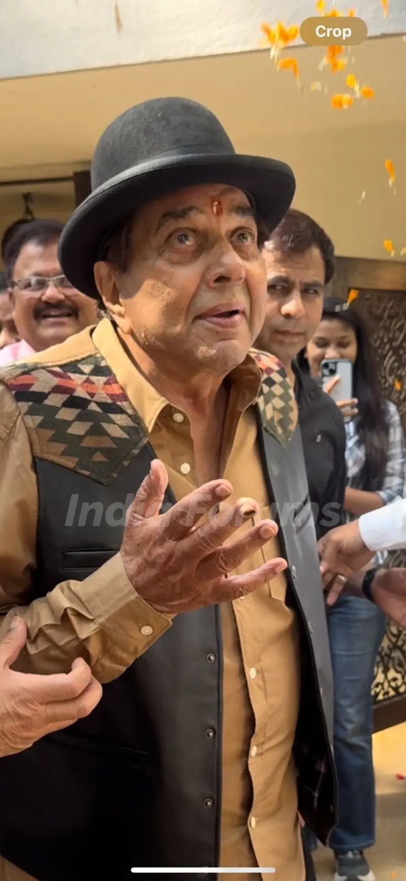 Dharmendra celebrate Dharmendra’s 89th birthday with fans & media