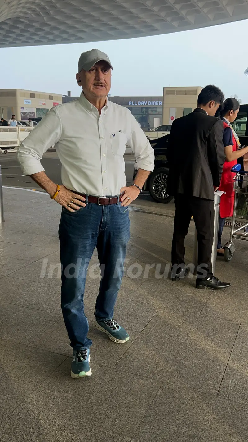Anupam Kher snapped at the Mumbai airport 