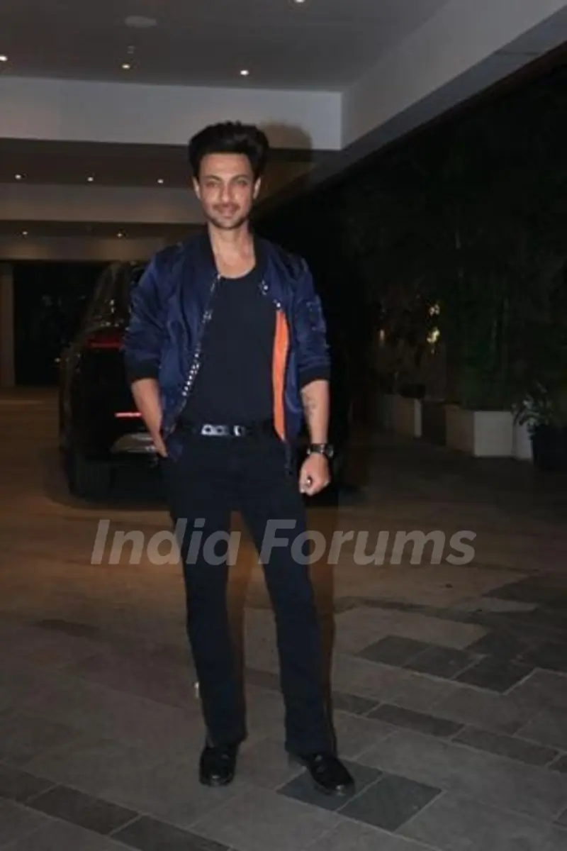 Aayush Sharma snapped outside Arbaaz Khan’s Bandra house