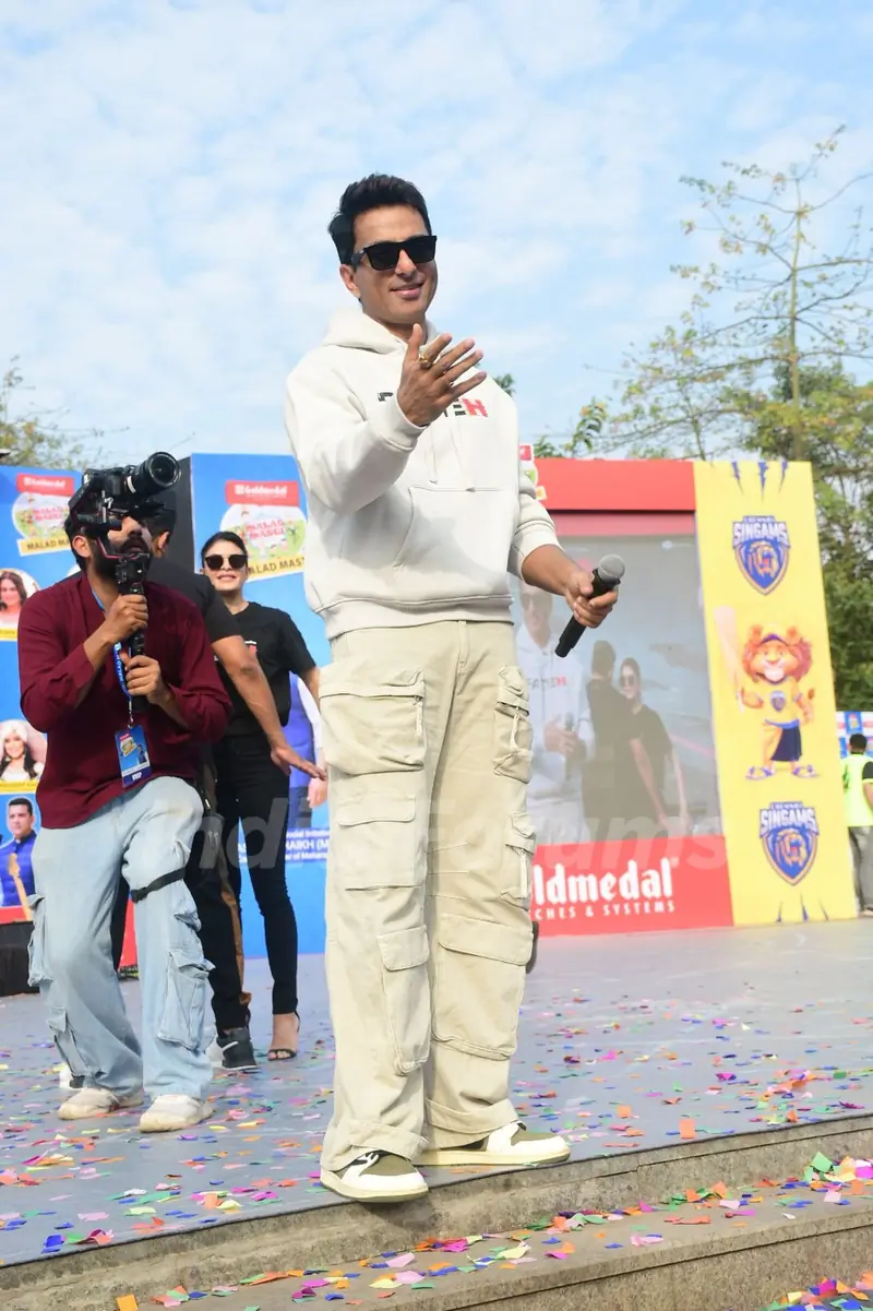 Sonu Sood attend Malad Masti by MLA Aslam Shaikh