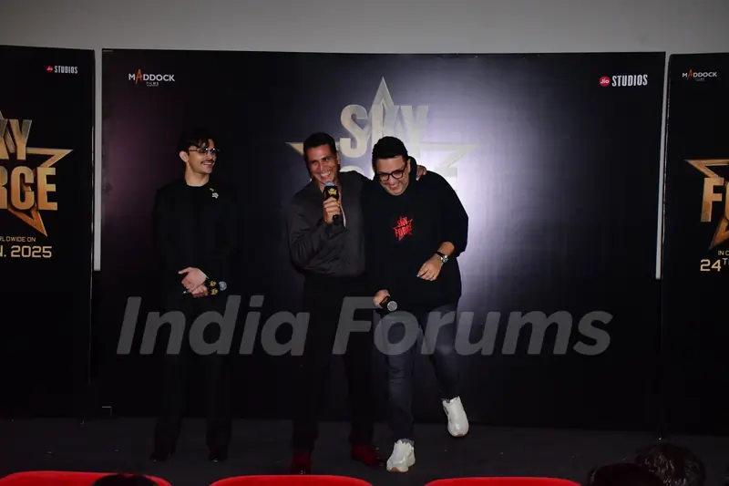 Akshay Kumar, Dinesh Vijan and Veer Pahariya grace the trailer launch of 'Sky Force'