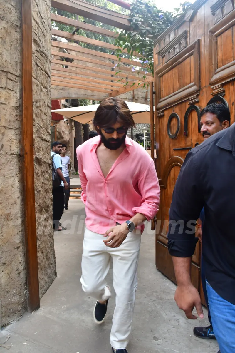 Kartik Aaryan snapped in the city