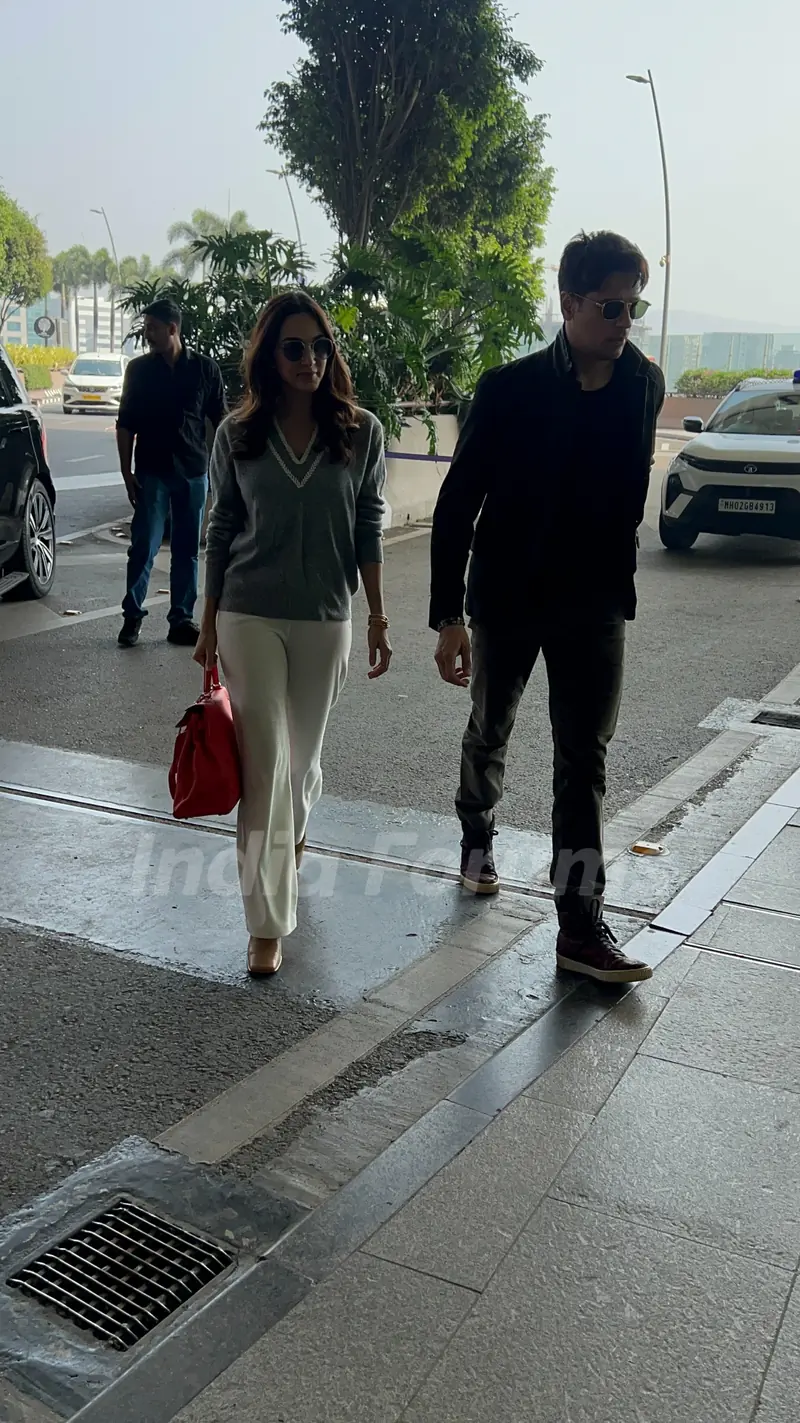 Sidharth Malhotra and Kiara Advani snapped at the airport